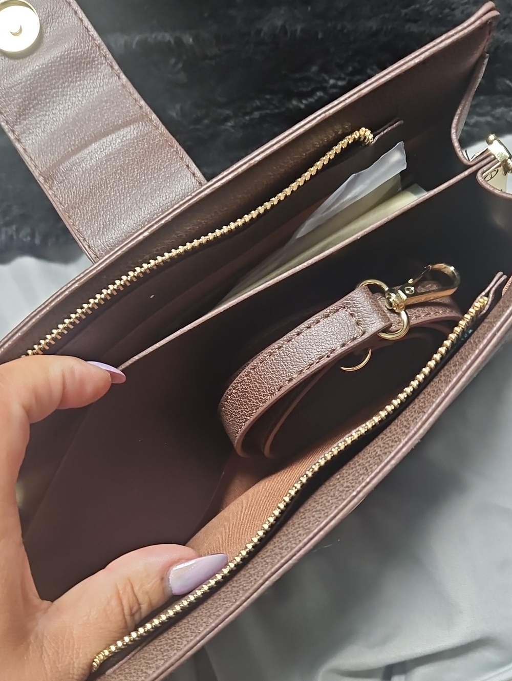 Trendy GG Gucci Supreme Beige & Brown Crossbody Clutch with Red and Green Stripe - Picture 2 of 4